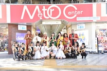 TEAM SHACHI「グラブジャムン」ミュージックビデオ出演者による集合写真。