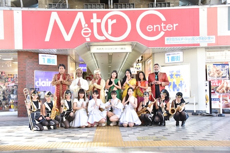 TEAM SHACHI「グラブジャムン」ミュージックビデオ出演者による集合写真。