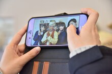 インド人パフォーマーのスマートフォンでの記念撮影に応じるTEAM SHACHI。