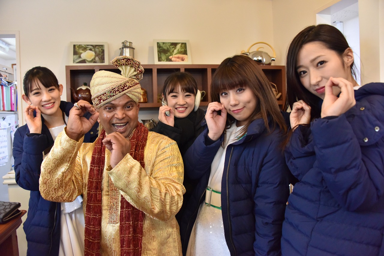 インド人パフォーマーとTEAM SHACHI。