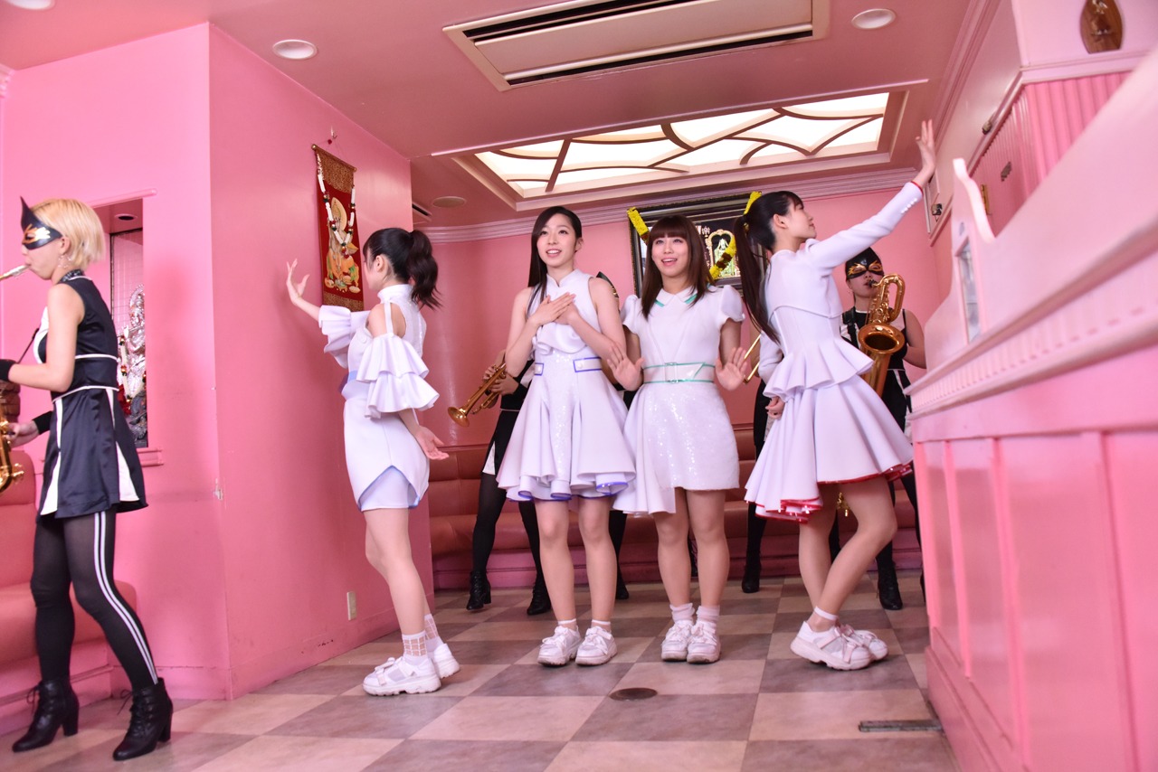 TEAM SHACHI「グラブジャムン」ミュージックビデオ撮影の様子。