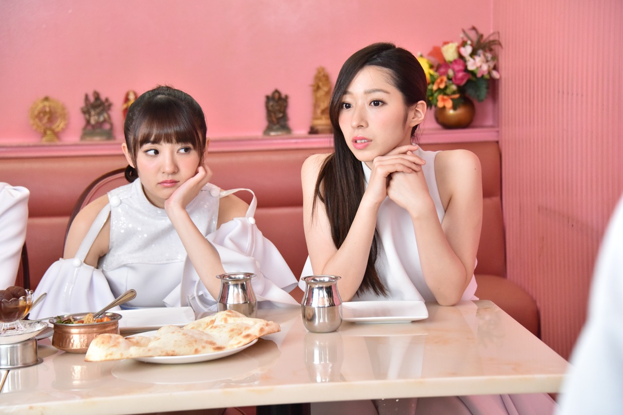 左から咲良菜緒、大黒柚姫。