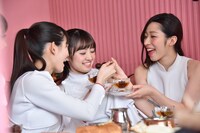 咲良菜緒にグラブジャムンを食べさせる秋本帆華と大黒柚姫。