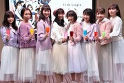 微炭酸ジュースを持って乾杯するJuice=Juice。