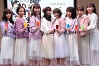 微炭酸ジュースを持って乾杯するJuice=Juice。