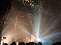 BlueHairsのライブの様子。