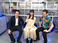 ペンギンズと小嶋真子（中央 / AKB48）。(c)テレビ朝日