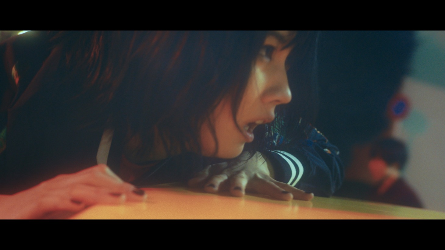 milet「Again and Again」ミュージックビデオのワンシーン。