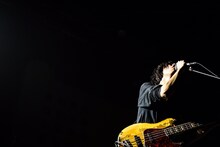 佐々木直人（B, Vo）（撮影：白石達也）