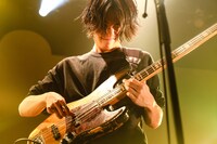 佐々木直人（B, Vo）（撮影：白石達也）