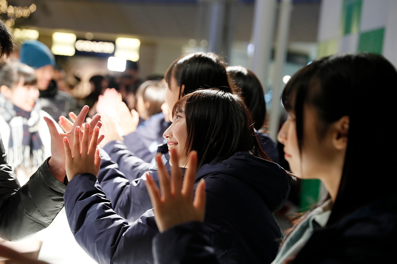 ファンとのハイタッチ会を行うSTU48。(c)STU48