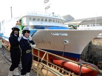 「STU48号」と記念撮影を撮る藤原あずさと矢野帆夏。(c)STU48