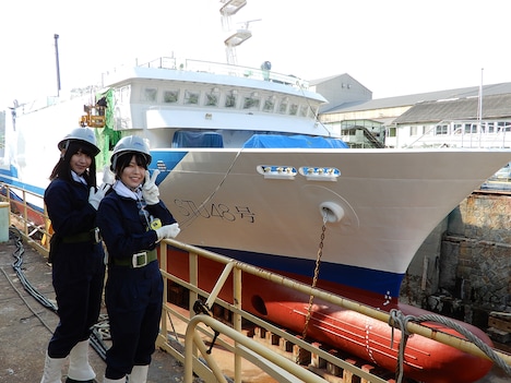 「STU48号」と記念撮影を撮る藤原あずさと矢野帆夏。(c)STU48