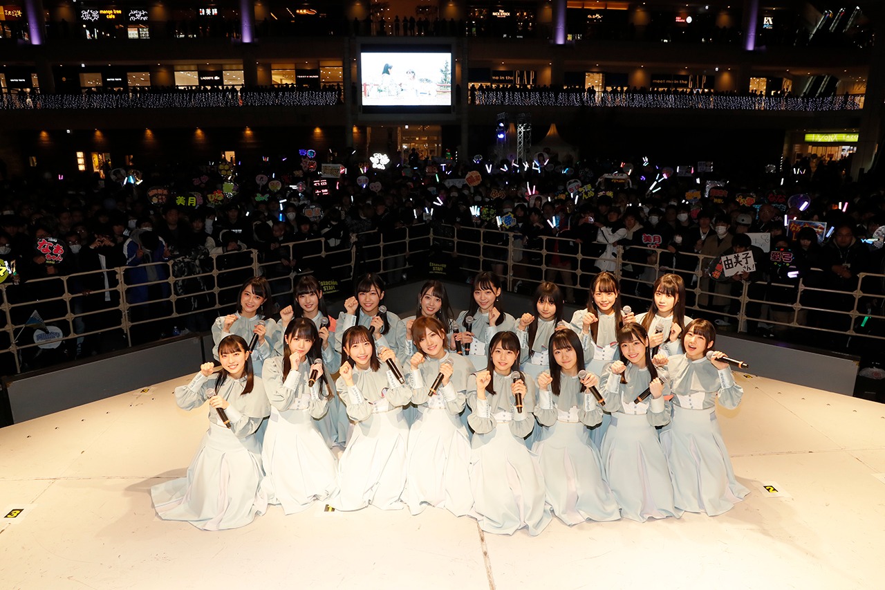 ファンと記念撮影するSTU48。(c)STU48