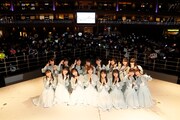 ファンと記念撮影するSTU48。(c)STU48