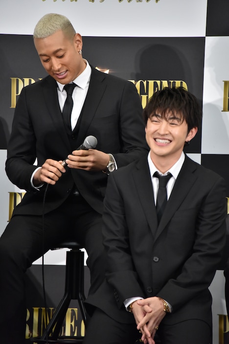 左から関口メンディー、佐野玲於。