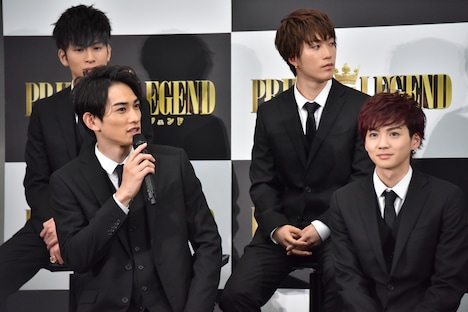 前列左から町田啓太、吉野北人。後列左から長谷川慎、藤原樹。