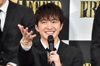 「チョコくれ！」と言う佐野玲於。