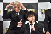 「メンディーくん型のチョコとかいいんじゃないですかね」と話す佐野玲於と、自分の顔をアピールする関口メンディー。