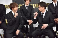 左から片寄涼太、鈴木伸之。