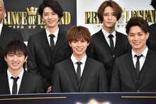 前列左から佐野玲於、片寄涼太、鈴木伸之。後列左から飯島寛騎、塩野昭久。