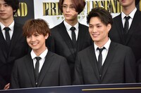 前列左から片寄涼太、鈴木伸之。