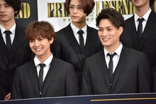 前列左から片寄涼太、鈴木伸之。