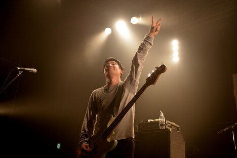 井村知治（Vo, B / Northern19）（撮影：半田安政［showcase］）