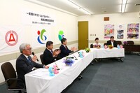 「～笑顔のチカラ つなげるオモイ～地域連携協定」調印式の様子。