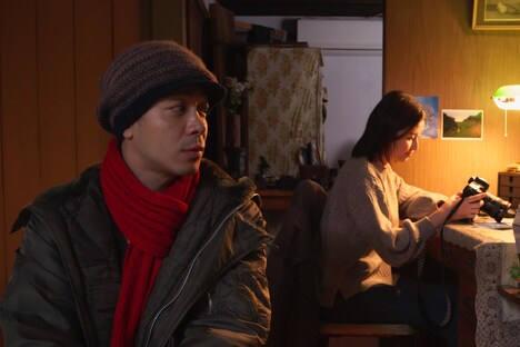 左から峯田和伸、橋本マナミ。