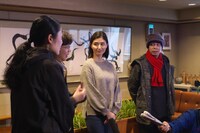 2月13日に行われた「愛情出演」（仮）囲み取材の様子。