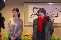 2月13日に行われた「愛情出演」（仮）囲み取材の様子。