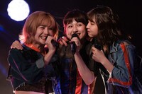 左から脇あかり、櫻井紗季、浜崎香帆。（写真提供：EPICレコードジャパン）