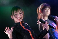 橘二葉（手前）（写真提供：EPICレコードジャパン）