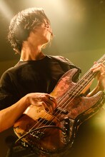 佐々木直人（B, Vo）（撮影：白石達也）