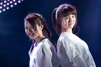 左から高嶋菜七、櫻井紗季。（写真提供：EPICレコードジャパン）