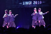 「淋しい熱帯魚」を披露する有友緒心、森萌々穂、田中美空、吉田爽葉香。