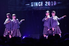 「淋しい熱帯魚」を披露する有友緒心、森萌々穂、田中美空、吉田爽葉香。