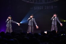 「MajiでKoiする5秒前」を歌う日高麻鈴、新谷ゆづみ、麻生真彩。