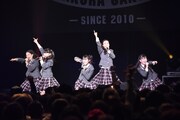 「学園天国」を歌う野中ここな、野崎結愛、藤平華乃、八木美樹、白鳥沙南。
