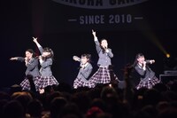 「学園天国」を歌う野中ここな、野崎結愛、藤平華乃、八木美樹、白鳥沙南。