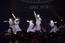 「学園天国」を歌う野中ここな、野崎結愛、藤平華乃、八木美樹、白鳥沙南。