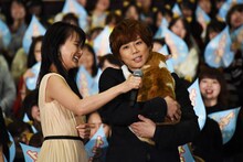 金時を抱きかかえる北山宏光と、マイクを差し出す多部未華子。