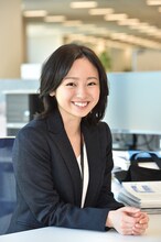 「グッドワイフ」で秘書を演じる今泉佑唯。(c)TBS