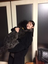 ポールを抱きかかえる咲良菜緒。