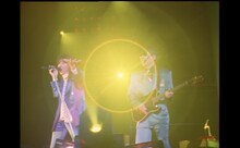 左から宇都宮隆、木根尚登。