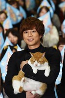 金時を抱きかかえる北山宏光。