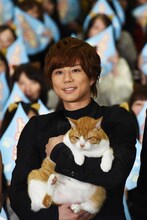 金時を抱きかかえる北山宏光。