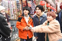 外国人観光客と交流する（左から）ユースケ、タカシ、ユーキ。