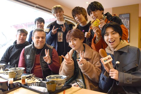 外国人観光客と交流する超特急、井上裕介（上段左）。